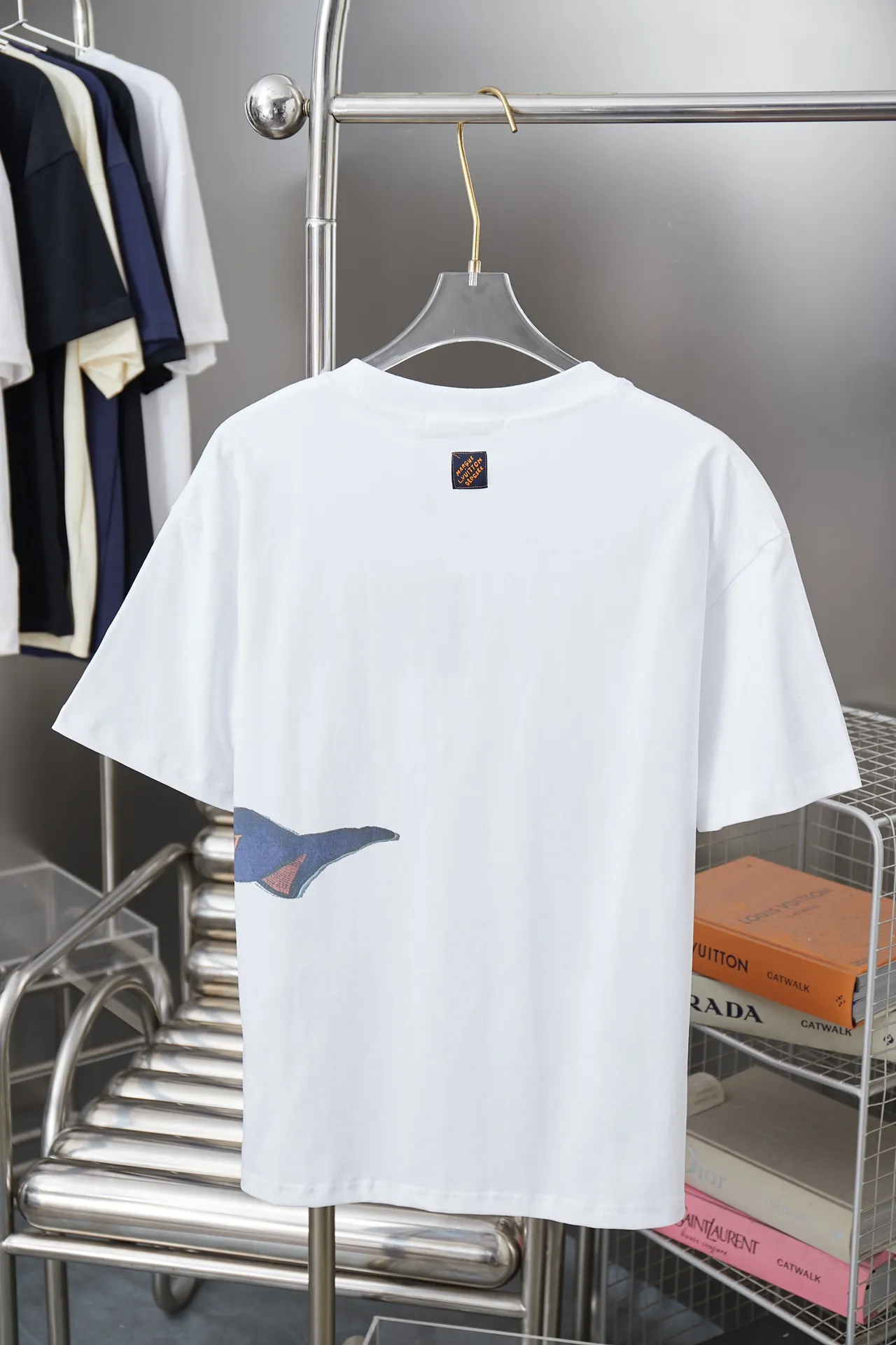 🅿️190 1V 25SS early spring new model Digital LV flag🚩Short sleeves Light luxury Essential item for daily commuting for men and women Correct version Welcome to compare Detailed features · 320g 100% pure cotton double yarn jersey fabric · Custom dyed in the same cylinder, special thickened 32 pieces double-strand 1X1 thread · Digital positioning flag 🚩LV letter printing · Double needle stitching across seams · Original main mark, washed tag, brand moisture-proof paper packaging Color: White Size: S/M/L/XL